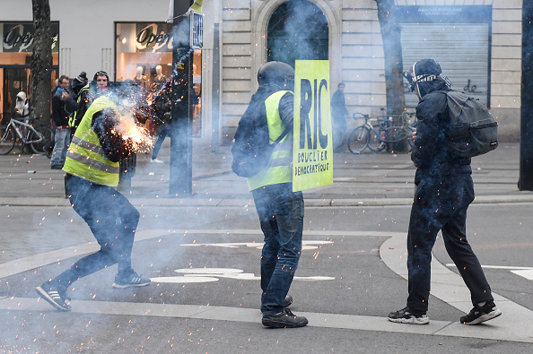 Les manifestants tentent d'éviter les grenades lacrymogènes et de  désencerclement (GMD) lancées par la police lors d'une manifestation anti-gouvernementale des "Gilets Jaunes" à Nantes, le 26 janvier 2019. -      (Photo :  SEBASTIEN SALOM GOMIS/AFP/Getty Images)