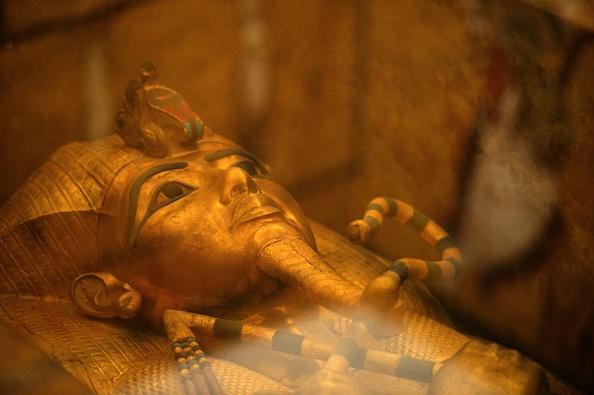 -Illustration- Cette photo prise le 31 janvier 2019 montre la tête du sarcophage en or du pharaon Toutankhamon (1332-1323 av. J.-C.).  La célèbre tombe a fait l'objet d'une conservation de neuf ans par une équipe de spécialistes internationaux. Photo de MOHAMED EL-SHAHED / AFP / Getty Images.