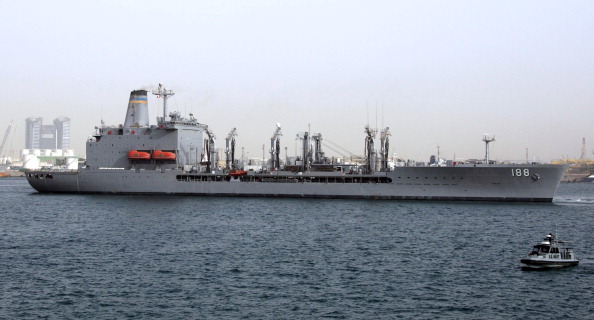 -Illustration. Le navire de guerre américain Joshua Humphreys est amarré à Jabil Ali avec d'autres navires de l'OTAN participant à l'opération qui contribue au maintien de la sécurité et de la stabilité du Golfe le 10 avril 2011. Photo KARIM SAHIB / AFP / Getty Images.