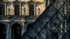 Au Louvre, manifestation contre le financement du musée par l’argent des opiacés – quid de l’Opéra de Paris avec Huawei ?