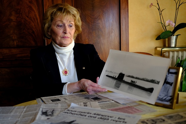 Thérèse Scheirmann-Descamps, veuve de Jules Scheirmann-Descamps, membre du personnel du sous-marin "La minerve" qui a coulé le 27 janvier 1968 au large de Toulon (BORIS HORVAT/AFP/Getty Images)