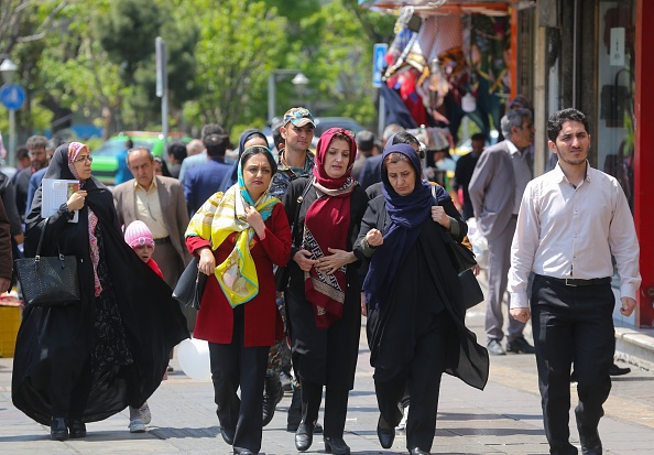 Les gens marchent dans une rue animée du centre de la capitale iranienne, Téhéran, le 23 avril 2019. Le secrétaire d'Etat américain Mike Pompeo a prévenu que l'enrichissement d'uranium à un niveau prohibé conduirait l'Iran à "plus d'isolement et de sanctions". (Photo : ATTA KENARE/AFP/Getty Images)