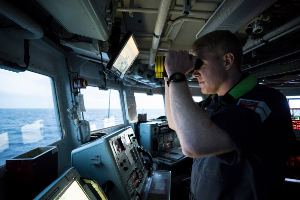 -Le commandant Conor O'Neill travaille à l'intérieur du pont de la frégate Montrose HMS Montrose lors d'un exercice conjoint avec les forces d'autodéfense maritimes japonaises et la marine américaine le 14 mars 2019. Photo de Tomohiro Ohsumi / Getty Images.