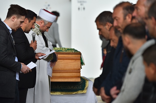 Plus de 500 personnes, pour la plupart des membres de la communauté franco-turque, ont assisté le 12 juin aux funérailles du petit garçon tué le 9 juin à Lorient (Morbihan).    (Photo : LOIC VENANCE/AFP/Getty Images)