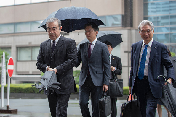 -L'ancien président de Nissan Motor, Carlos Ghosn et son avocat Junichiro Hironaka se présentent pour une audience préliminaire devant le tribunal de district de Tokyo à Tokyo le 24 juin 2019. Photo de Kazuhiro NOGI / AFP / Getty Images.