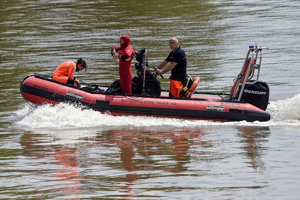 Des pompiers interviennent en bateau (Photo : SEBASTIEN SALOM-GOMIS/AFP/Getty Images)