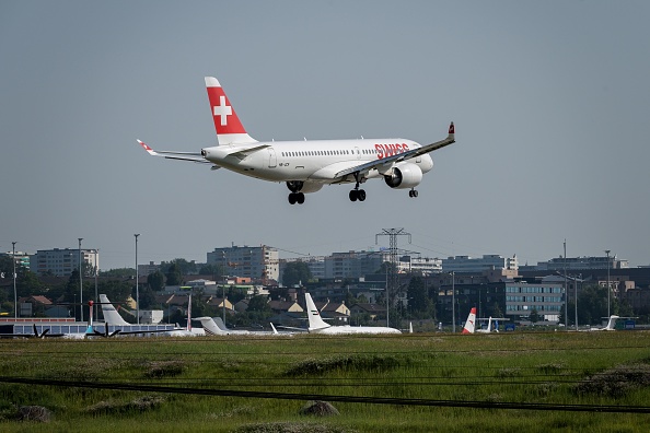-Un avion commercial Swiss International Air Lines Airbus A220 immatriculé HB-JCF atterrit à l'aéroport de Genève le 26 juin 2019. Photo de FABRICE COFFRINI / AFP / Getty Images.