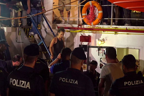 La capitaine allemande du navire humanitaire Sea-Watch 3, Carola Rackete,  arrêtée par la police italienne, dans le port italien de Lampedusa, en Sicile. (Photo : ANAELLE LE BOUEDEC/AFP/Getty Images)