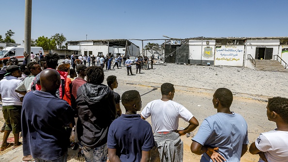 Les migrants se trouvent dans un centre de détention utilisé par le gouvernement libyen dans la banlieue de Tajoura, dans la capitale, Tripoli. (Photo : MAHMUD TURKIA/AFP/Getty Images)