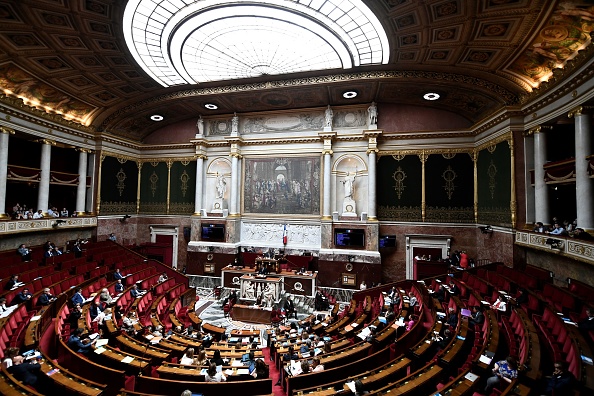 -Cette photo prise le 3 juillet 2019 montre une vue générale d'une session à l'Assemblée nationale française à Paris. Photo de STEPHANE DE SAKUTIN / AFP / Getty Images.
