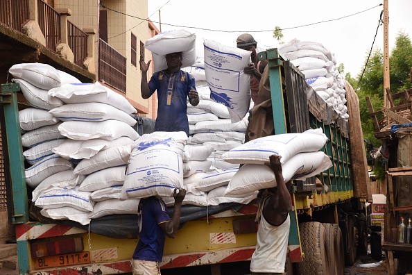 -Des travailleurs déchargent un camion sur un marché de Niamey, au Niger, le 5 juillet 2019. - Une zone de libre-échange africaine devant être inaugurée lors du sommet organisé au Niger le 7 juillet 2019 devrait entrer en vigueur à partir de juillet 2020. Photo de ISSOUF SANOGO / AFP / Getty Images.