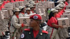 Venezuela – Socialisme, dégradation de la dignité : les civils marchent avec des boîtes de nourriture