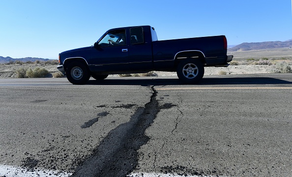 -Le 4 juillet 2019, un véhicule roule sur une route au 178 au nord de Ridgecrest menant à Trona. Le sud de la Californie a été touché vendredi par son plus grand tremblement de terre en deux décennies. Un tremblement de terre de magnitude 7,1 a secoué la population moins de 48 heures après qu'un autre séisme a frappé la même région. Photo de Fréderic J. BROWN / AFP / Getty Images.