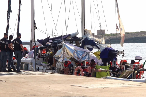 Capture d'écran d'une vidéo de Local Team du 6 juillet 2019 montrant un navire, L'Alex, accostant de force dans le port italien de Lampedusa. (-/AFP/Getty Images)

