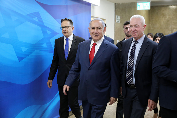 -Le Premier ministre israélien Benjamin Netanyahu arrive à la réunion hebdomadaire du gouvernement à Jérusalem le 14 juillet 2019. Photo de RONEN ZVULUN / POOL / AFP / Getty Images.