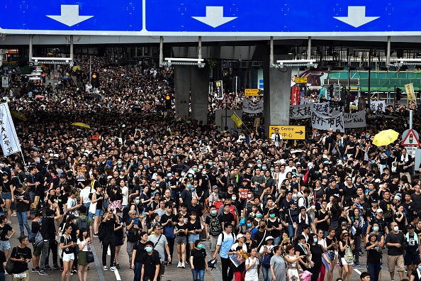 -À Hong Kong des milliers de manifestants anti-gouvernementaux se sont rassemblés devant une gare controversée reliant le territoire au continent chinois le 7 juillet La dernière manifestation de colère de masse alors que les activistes tentent de maintenir la pression sur les dirigeants pro-pékinois de la ville. Photo par Hector RETAMAL / AFP / Getty Images.