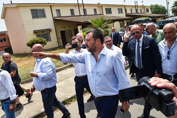 Le ministre italien de l'Intérieur et vice-Premier ministre Matteo Salvini visite le centre  lors de la fermeture du plus grand centre d'accueil pour demandeurs d'asile et migrants d'Europe à Mineo, dans le sud de la Sicile.  (Photo :  ANDREAS SOLARO/AFP/Getty Images)