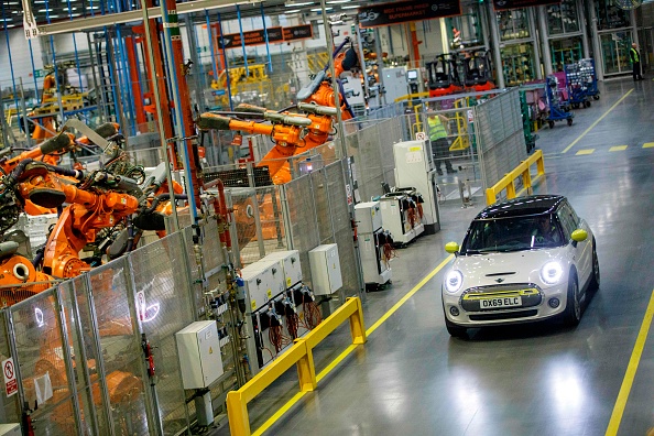 -La nouvelle voiture électrique MINI est dévoilée à l'usine du groupe BMW à Cowley, près d'Oxford, le 9 juillet 2019. Il s'agit de la première voiture électrique produite par Mini et entrera en production à la fin de 2019. Photo de Tolga Akmen / AFP / Getty Images.