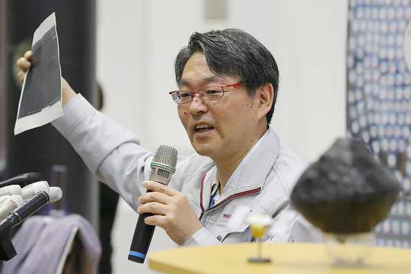 -Le directeur de la recherche de la JAXA, Takashi Kubota, s'adresse aux journalistes lors d'une conférence de presse après que la sonde Hayabusa2 a atterri sur l'astéroïde Ryugu. À l'Institut de l'exploration spatiale et astronautique (ISAS) de l'Agence japonaise d'exploration aérospatiale (JAXA) dans la ville de Sagamihara, préfecture de Kanagawa, le 11 juillet, 2019. Photo JIJI PRESS / AFP / Getty Images.