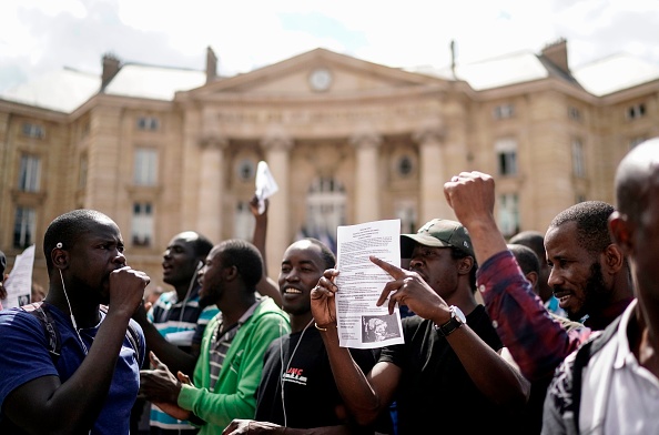 Plusieurs centaines de sans-papiers ont brièvement occupé le Panthéon à Paris le 12 juillet 2019 pour réclamer leur régularisation et un rendez-vous avec le Premier ministre Édouard Philippe. (KENZO TRIBOUILLARD/AFP/Getty Images)