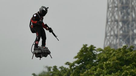 14 juillet : époustouflant spectacle par un « homme volant » au-dessus des Champs-Élysées