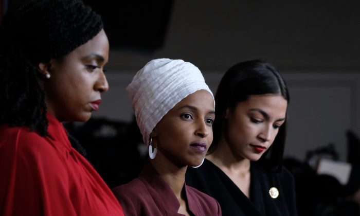 Représentantes : Ayanna Pressley (D-Mass.), Ilhan Omar (D-Minn.) et Alexandria Ocasio-Cortez (D-N.Y.) écoutent lors d'une conférence de presse au Capitole américain le 15 juillet 2019. (Alex Wroblewski/Getty Images)