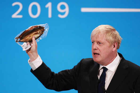 -Boris Johnson tient un poisson fumé pour aider à illustrer ses propos,  à Londres le 17 juillet 2019 en Angleterre. Boris Johnson et Jeremy Hunt sont les candidats restants en lice pour la direction du parti conservateur. Les résultats seront annoncés le 23 juillet 2019. Photo de Dan Kitwood / Getty Images.