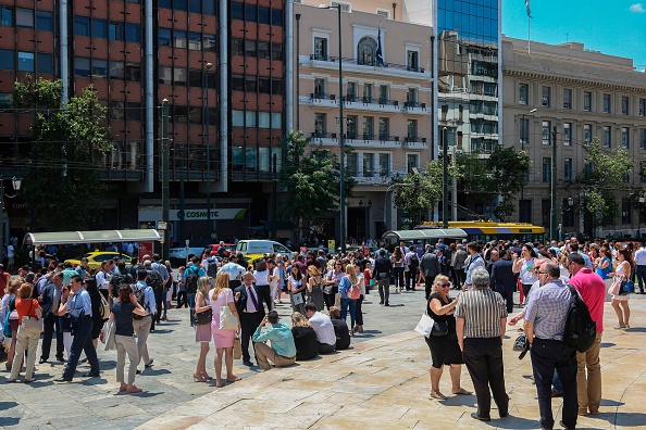 Les gens devant des bâtiments dans le centre d'Athènes après le tremblement de terre du 19 juillet 2019.       (Photo : AFP/Getty Images)