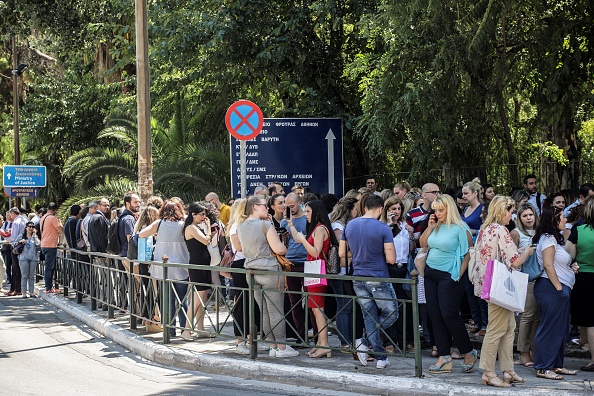 Après le tremblement de terre, les gens se rassemblent sur la voie piétonne dans le centre d'Athènes.     (Photo : EUROKINISSI/AFP/Getty Images)