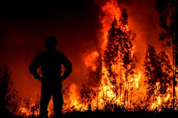-Un pompier surveille la progression d'un feu de forêt à Amendoa à Macao, dans le centre du Portugal, le 21 juillet 2019. Photo de PATRICIA DE MELO MOREIRA / AFP/ Getty Images.