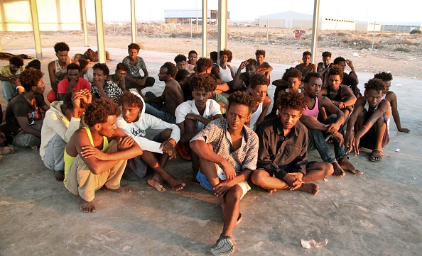 Les migrants secourus sont assis sur la côte de Khoms, à environ 100 kilomètres de la capitale libyenne Tripoli. Plus de 100 migrants ont été portés disparus après le naufrage de leur bateau au large des côtes libyennes. tragédie en Méditerranée cette année, ont déclaré les agences humanitaires. Les garde-côtes libyens ont secouru environ 145 migrants et les survivants ont signalé qu'environ 150 personnes étaient toujours portées disparues. (Photo : AFP/Getty Images)