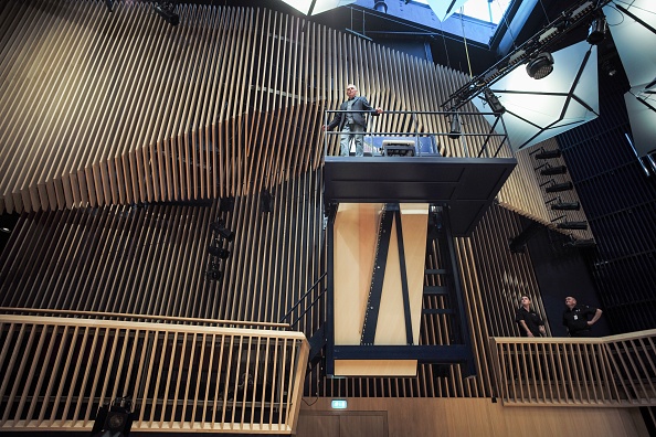 -Le constructeur de pianos David Klavins se tient à côté de sa nouvelle création, le piano à queue de concert vertical M470i, d'une hauteur de 4,70 mètres, dans la nouvelle salle de concert "Lativa" de Ventspils, en Lettonie, le 23 juillet 2019. Photo de Ilmars ZNOTINS / AFP / Getty Images.
