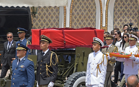 -Des officiers militaires escortent le cercueil du président Essebsi lors de ses funérailles au palais présidentiel de Carthage, dans la banlieue Est de la capitale, le 27 juillet 2019. Beji Caid Essebsi, premier chef d'État du pays élu lors de scrutins nationaux, est décédé le 25 juillet à l'âge de 92 ans, suscite des craintes de troubles politiques dans un pays considéré comme une réussite rare après les soulèvements du Printemps arabe. Photo par Fethi Belaid / POOL / AFP / Getty Images.