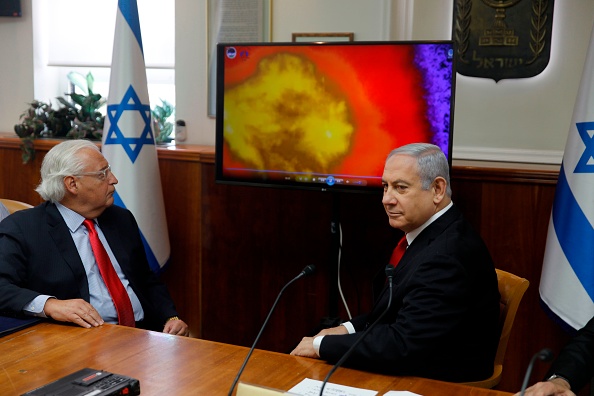 -Le Premier ministre israélien Benjamin Netanyahu et l'ambassadeur américain en Israël, David Friedman, regardent une vidéo montrant le lancement du missile anti-balistique hypersonique Arrow 3 lors d'une réunion du cabinet à Jérusalem le 28 juillet 2019. Photo de MENAHEM KAHANA / AFP / Getty Images.