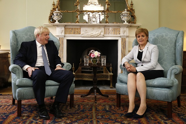 Le Premier ministre britannique Boris Johnson (à gauche) et le Premier ministre écossais Nicola Sturgeon (à droite) posent pour une photo avant la conférence à Édimbourg lors de sa visite en Écosse le 29 juillet 2019. (Photo : DUNCAN MCGLYNN/AFP/Getty Images)