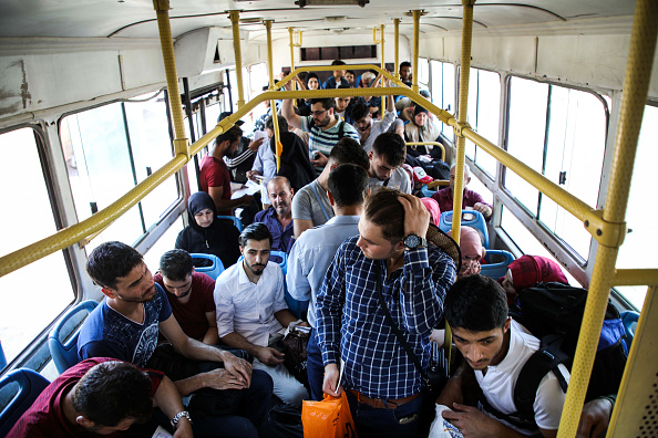 -Des réfugiés syriens ont été soudainement déportés de Turquie, ils montent dans un bus les transportant à travers le passage Bab al-Hawa entre la Turquie et la province syrienne d'Idlib, située au nord-ouest du pays, en Syrie le 24 juillet 2019. Plus de 4 400 Syriens ont été renvoyés jusqu’à présent en juillet 2019. Photo de AAREF WATAD / AFP / Getty Images.