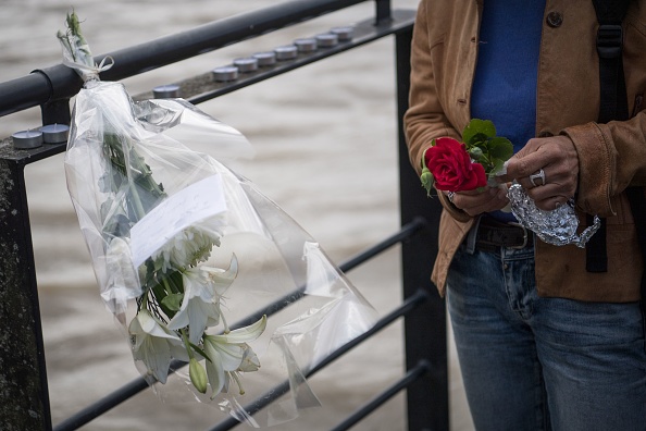 Des fleurs ont été déposées sur une jetée au-dessus de la Loire, le 30 juillet 2019, un jour après que le corps de Steve Maia Caniço a été retrouvé. (Photo : LOIC VENANCE/AFP/Getty Images)
