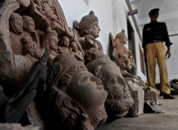 -Les autorités pakistanaises dans la capitale financière du pays ont saisi des dizaines de précieuses antiquités appartenant à la vieille civilisation de 2 000 habitants de Gandhara, déterrée illégalement du nord-ouest déchiré par le terrorisme. Photo RIZWAN TABASSUM / AFP / Getty Images.