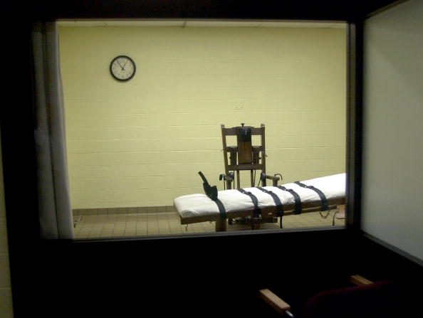 Vue de la salle d'exécution, depuis la salle des témoins, montrant une chaise électrique et une civière. Établissement correctionnel du sud de l'Ohio, États-Unis. (Photo : Mike Simons/Getty Images)