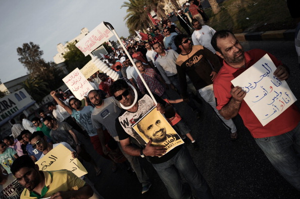 -Illustration. Un manifestant bahreïnien tenant un nœud coulant autour du cou lisant "La politique du gouvernement" réclamant des réformes. Le ministère iranien des Affaires étrangères a émis un communiqué il "condamne avec force l'exécution de dissidents politiques" à Bahreïn. Photo MOHAMMED AL-SHAIKH / AFP / Getty Images.