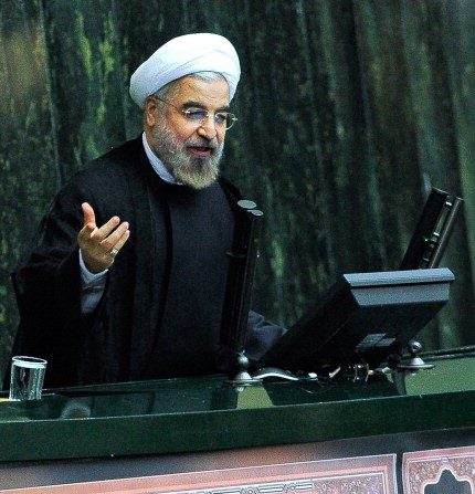 -Une image obtenue de l'agence de presse iranienne ISNA montre le président iranien Hassan Rouhani s'exprimant lors d'une séance publique au parlement à Téhéran le 10 novembre 2013. M. Rouhani a déclaré que l'Iran n'abandonnerait pas ses droits nucléaires, y compris l'enrichissement d’uranium. Photo BORNA GHASEMI / AFP / Getty Images.