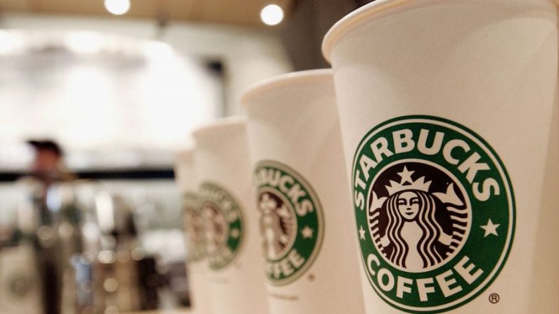 Gobelets à boissons portant le logo de Starbucks Coffee. (Stephen Chernin/Getty Images)