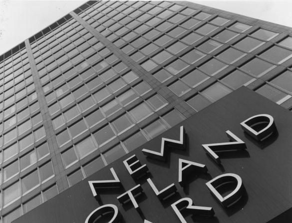 -La façade de Scotland Yard, siège de la police à Londres. Photo par Fox Photos / Getty Images.