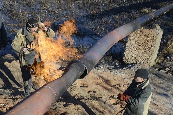 -Illustration. Des travailleurs réparent un gazoduc endommagé par une attaque à la bombe dans le secteur de la Badiya, le vaste désert du centre syrien où des jihadistes du groupe Etat islamique sont encore présents. Photo Alexander KHUDOTEPLY / AFP / Getty Images.