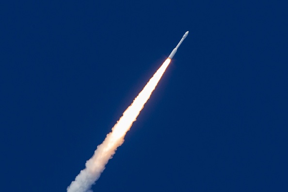 -Une fusée Vega décolle de la base de l'ESA à Kourou (Guyane française), elle devait mettre en orbite un satellite pour le compte des Émirats arabes unis, elle a dévié de sa trajectoire. Photo JODY AMIET / AFP / Getty Images.
