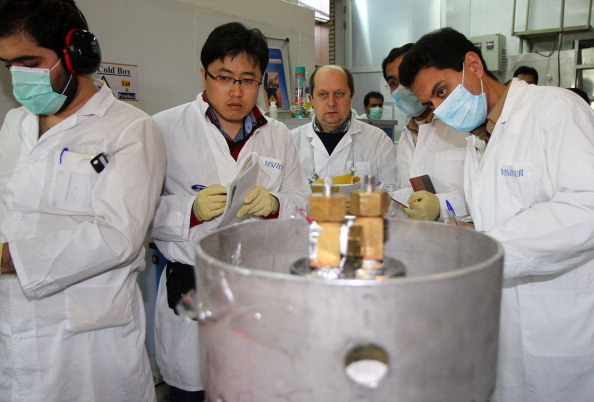 Des inspecteurs de l'Agence internationale de l'énergie atomique (AIEA) et des techniciens iraniens à l'usine d'enrichissement d'uranium de Natanz, à 300 km au sud de Téhéran, le 20 janvier 2014. (KAZEM GHANE/AFP/Getty Images)