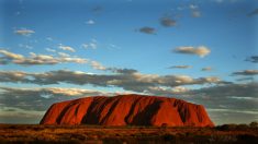 Uluru : le rocher le plus célèbre au cœur du désert australien pris d’assaut avant d’être interdit au public