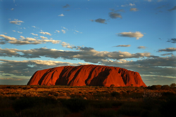 Uluru/Ayers Rock est une grande formation de grès située dans le centre de l'Australie à environ 335 km d'Alice Springs.(Photo : Mark Kolbe/Getty Images)