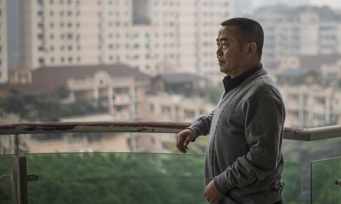 Le dissident chinois Huang Qi pose dans son appartement à Chengdu, province du Sichuan, le 22 janvier 2015. (FRED DUFOUR/AFP/Getty Images)