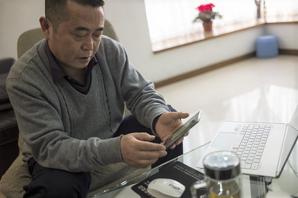 -Le dissident chinois Huang Qi pose dans son appartement à Chengdu, dans la province du Sichuan. Il a passé des années en prison pour avoir dirigé l'un des rares sites Web chinois consacrés à la dénonciation de violations des droits de l'homme. Photo FRED DUFOUR / AFP / Getty Images.
